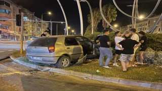 Antalyada otomobille hafif ticari araç çarpıştı: 2 yaralı