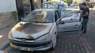 Antalyada seyir halindeki otomobilin yandı