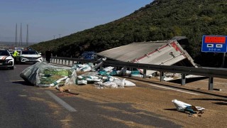 Antalyada tır devrildi, ortalık savaş alanına döndü: Genç sürücü hayatını kaybetti