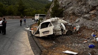 Antalyada yolcu otobüsü ile hafif ticari araç çarpıştı: 1 ölü, 1 yaralı