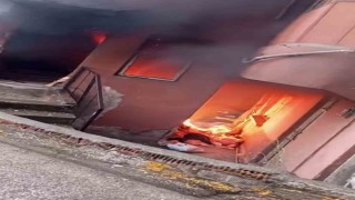 Apartman girişinde çıkan yangın söndürüldü