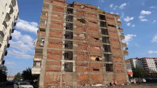 Araba geçerken bile sallanıyor: Yıkım esnasında ağır hasara dönüşen binanın sakinleri adına tam yargı davası açıldı