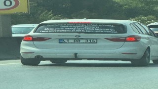 Arabasının arkasına yazdığı yazıyı gören dönüp bir daha bakıyor