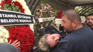 Arabesk müziğin usta ismi Güllünün kızı cenaze töreninde fenalık geçirdi