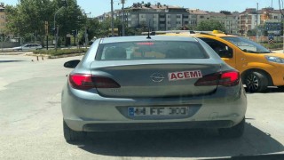 Aracının arkasına ‘acemi yazıp trafiğe çıktı