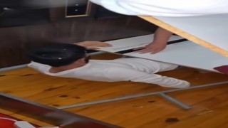 Aranan şahıs yatağın altında yakalandı