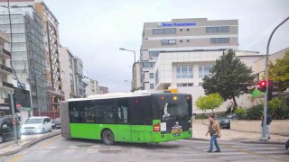 Arıza yapan halk otobüsü yolu kapattı