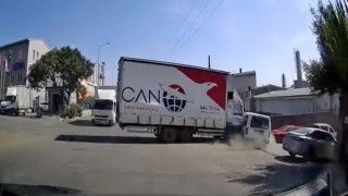 Arnavutköyde aksiyon filmlerini aratmayan kaza: Kamyon araca çarptı, metrelerce sürükledi