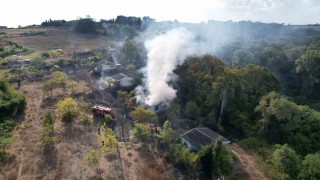 Arnavutköyde çayırlık alanda çıkan yangın evlere ve ormana sıçradı