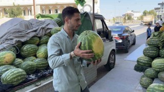 Arnavutköyde hırsız tezgahtan 15 karpuz çaldı: O anlar kamerada