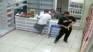 Arnavutköyde pes dedirten hırsızlık: İçeceği eşofmanına gizleyip çaldı