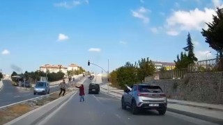 Arnavutköyde trafikte taşlı saldırı kamerada