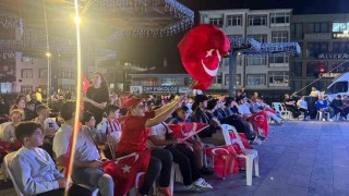 Arnavutköyde yüzlerce kişi dev ekranda Türkiye-Yunanistan maçını izledi