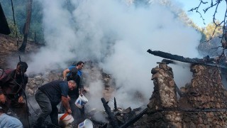 Artvin Yusufelide yangın: Ev, ahır ve samanlık kül oldu