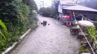 Artvinde heyelan anı kamerada: Kayalar işletmeye ramak kala durdu