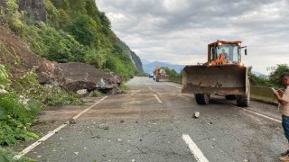 Artvinde heyelan nedeniyle kapanan Karadeniz Sahil Yolu yeniden ulaşıma açıldı