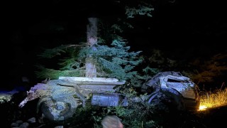 Artvinde kamyon uçuruma yuvarlandı, karı koca hayatını kaybetti