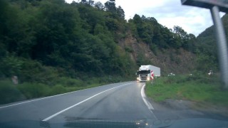 Artvinde tırın hatalı sollaması faciaya davetiye çıkardı