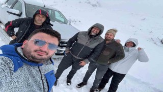 Artvinde yayla yürüyüşü yapan grup kar sürpriziyle karşılaştı