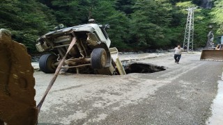 Artvinde yol onarım sırasında kamyon göçüğe düştü: 1 yaralı