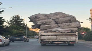 Aşırı yükle trafikte ilerleyip tepkilere neden oldu
