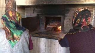 Asırlık gelenek dayanışma kültürünü yansıtıyor, kadınlar imece usulü ekmek yapıyor