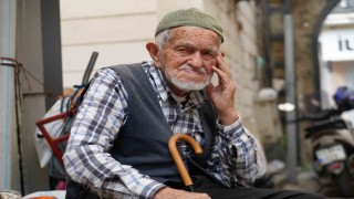 Asrın ustası: 96 yaşında gözlük kullanmadan şemsiye tamir ediyor