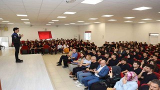 Astronot Atasever, öğrencilere deneyimlerinden bahsetti