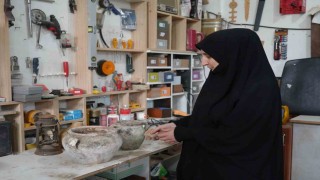 Atık ve kullanılmayan eski eşyalar marangoz kadının elinde yeniden hayat buluyor