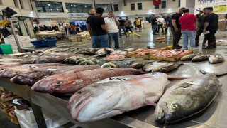 Av sezonu başladı, İzmir Balık Hali bereketle doldu