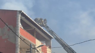 Avcılarda bir binanın çatısında çıkan yangın 3 binaya sıçradı