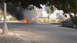 Avcılarda park halindeki otomobil alev topuna döndü