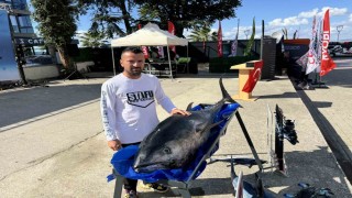 Avladığı orkinosları düzenlediği festivalle çocuklara ikram etti