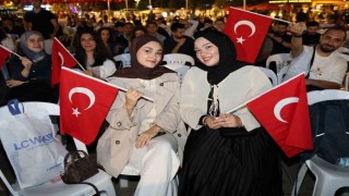 Ay yıldızlı coşku meydana sığmadı