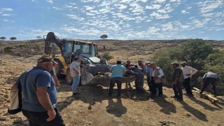 Ayağı kırılan ineği köylüler kepçeyle taşıdı