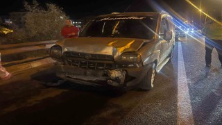 Aydınlatma direği otomobilin üzerine düştü: 2 yaralı