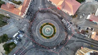Aynı anda bin 58 kişi halay çekti, tarihi meydanda eşsiz görüntüler oluştu