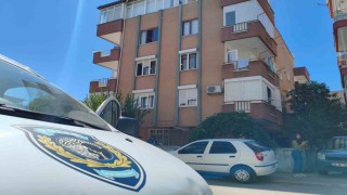 Aynı evde yaşadığı babasının öldüğünü 3 gün sonra fark edip, ablasına haber verdi