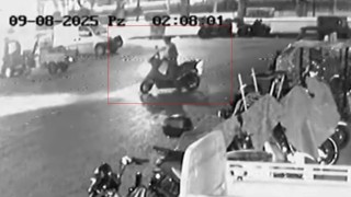 Aynı yerden iki motosiklet çalan şahsın hırsızlık anı güvenlik kamerasında