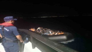 Ayvalık açıklarında 15 düzensiz göçmen yakalandı