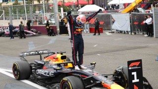 Azerbaycanda kazanan Max Verstappen