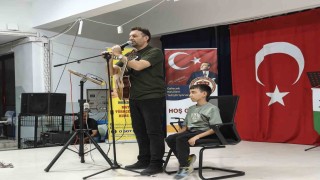 Babası ile birlikte okul arkadaşlarına konser verdi