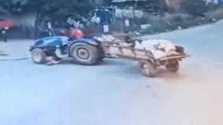 Babasının kullandığı traktör altında kalan minik Batundan sevindiren haber