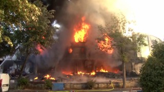 Bağcılar Mahmutbey Mahallesinde bulunan İstanbul Toptancılar Çarşısındaki (İSTOÇ) bir iş yerinde yangın çıktı. İhbar üzerine bölgeye çok sayıda itfaiye ekibi yönlendirildi.