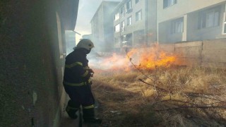 Bahçede çıkan örtü yangını itfaiye ekiplerince söndürüldü