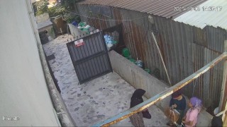 Bahçede kıyafet değiştiren kadınlar, merak konusu oldu