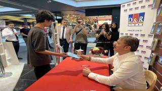 Bahçelievler Belediye Başkanı Dr. Hakan Bahadır, kitabının imza gününde vatandaşlarla buluştu