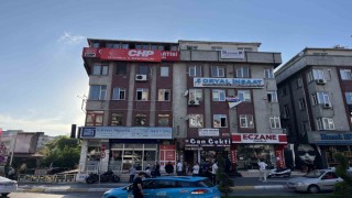 Bahçelievler İlçe Başkanlığı binasına CHP İstanbul İl Başkanlığı yazısı asıldı