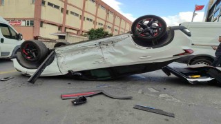 Bahçelievlerde minibüsün çarptığı otomobil ters döndü: 2 yaralı