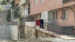 Bahçelievlerdeki inşaat, yan binanın girişinde çökmeye neden oldu